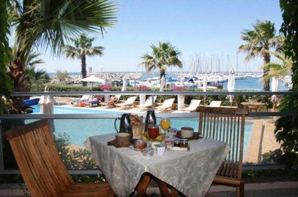 Hotel Azur Bord De Mer Ла-Гранд-Мот Экстерьер фото